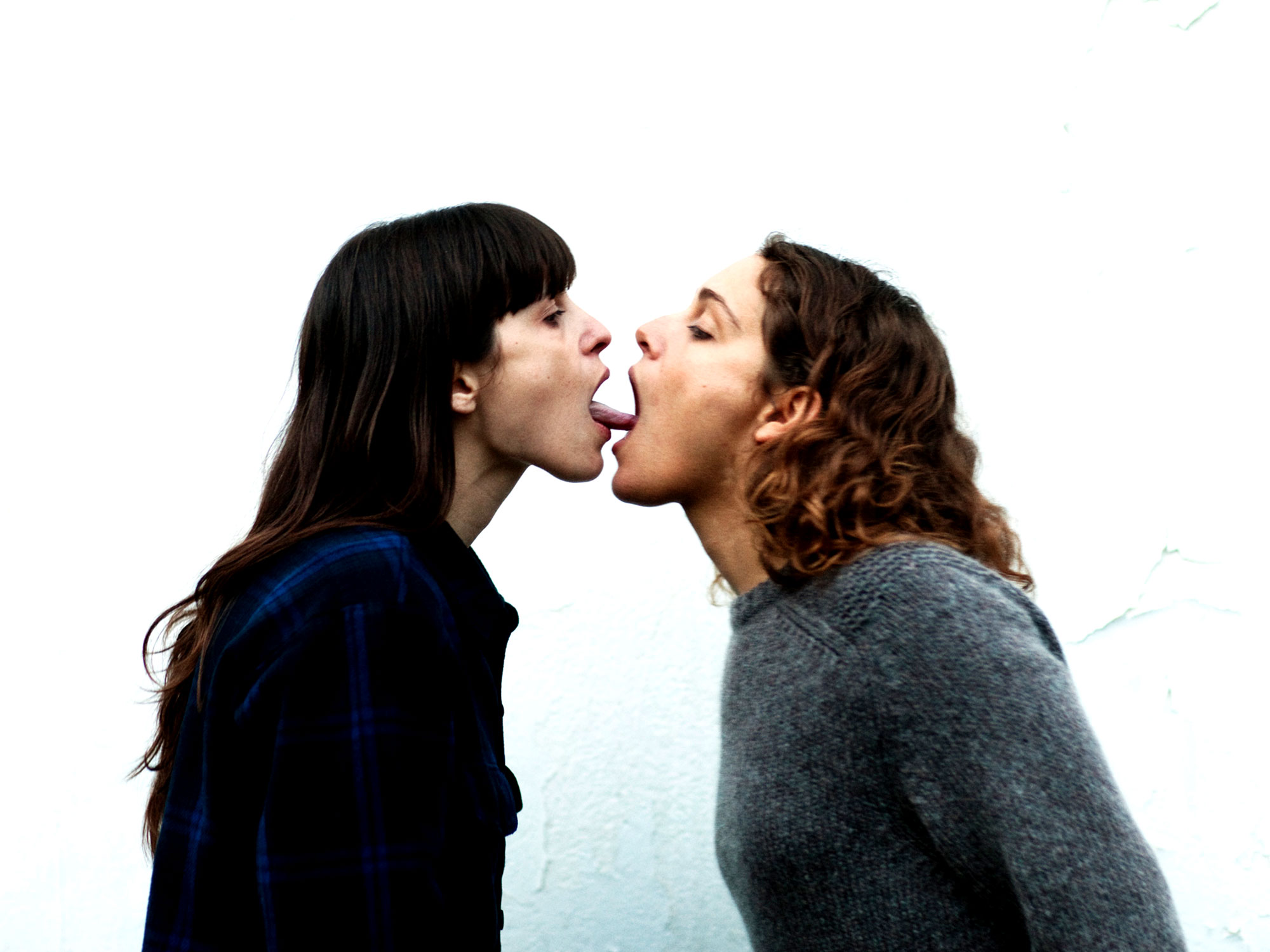 French sisters. Аттенберг. Аттенберг (2010). Девушки целуются.