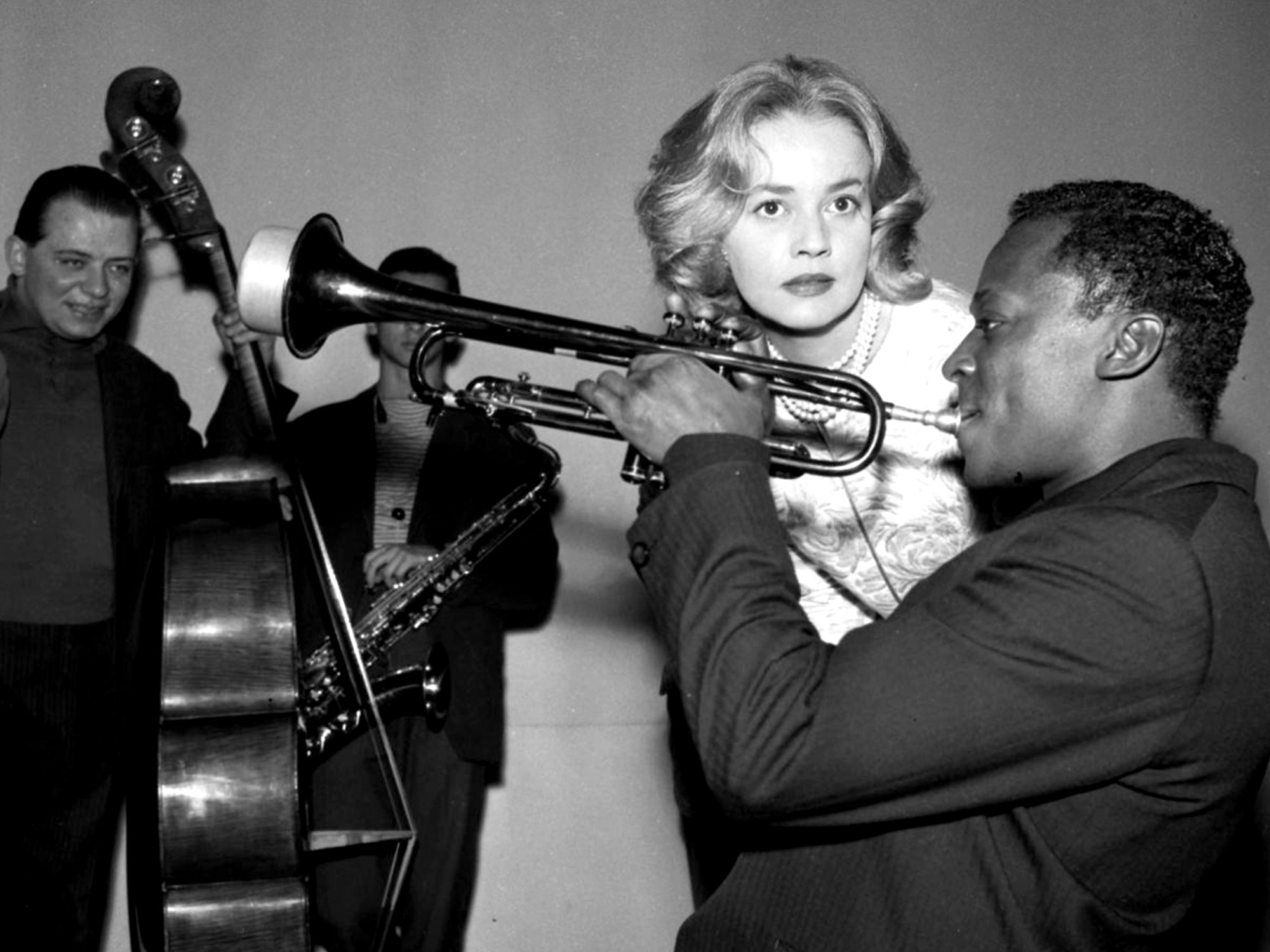 Watch Miles Davis improvise the soundtrack to Louis Malle's 'Elevator To  The Gallows