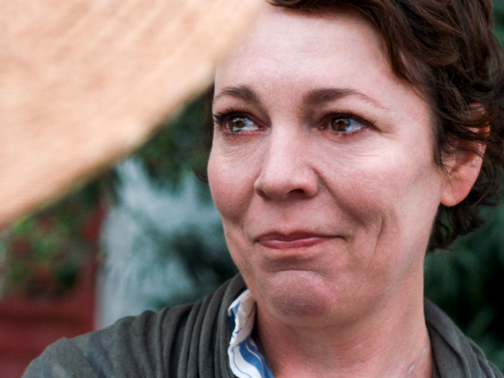 The Lost Daughter Review Olivia Colman Proves Her Versatility Anew 